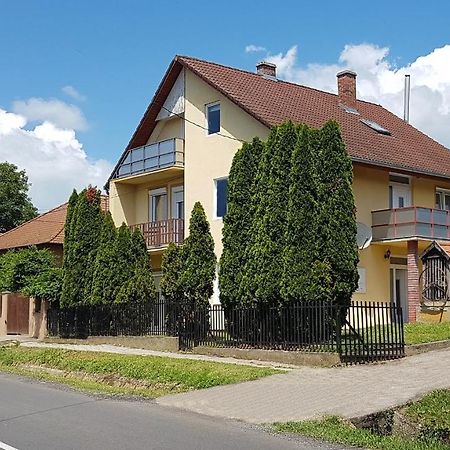 Grosses Ferienhaus Plattensee Balaton - Nyaralo Haz 6 Szobaval, 5 Fuerdoszobaval, 3000 Nm Daire Szolad Dış mekan fotoğraf