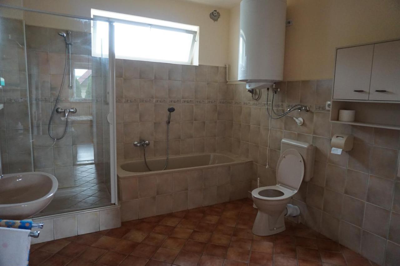 Grosses Ferienhaus Plattensee Balaton - Nyaralo Haz 6 Szobaval, 5 Fuerdoszobaval, 3000 Nm Daire Szolad Dış mekan fotoğraf