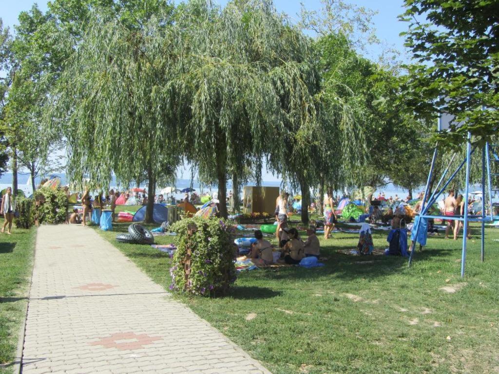 Grosses Ferienhaus Plattensee Balaton - Nyaralo Haz 6 Szobaval, 5 Fuerdoszobaval, 3000 Nm Daire Szolad Dış mekan fotoğraf