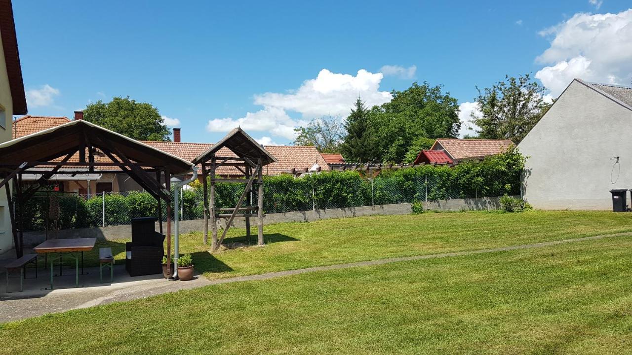 Grosses Ferienhaus Plattensee Balaton - Nyaralo Haz 6 Szobaval, 5 Fuerdoszobaval, 3000 Nm Daire Szolad Dış mekan fotoğraf